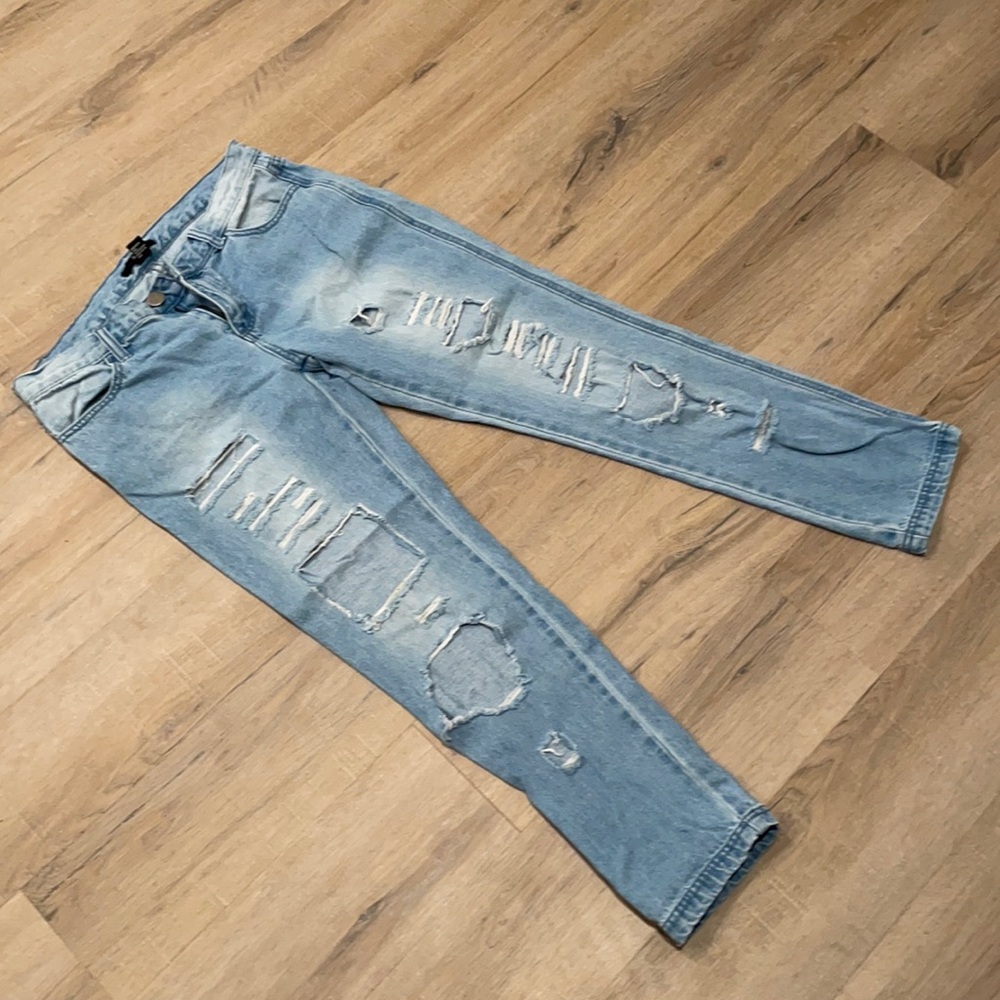 Forever 21 light washed distressed jeans women’s size M.